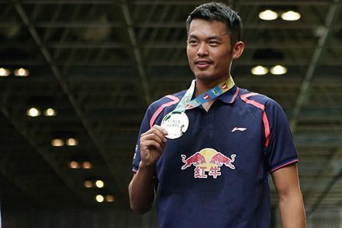  Lin Dan com a medalha / Foto: Pedro Martins/BWF